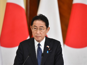 Јапански премијер отпустио сина након "неприхватљивих" фотографија