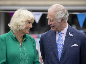 Необична порука Чарлса и Камиле путницима метроа у Британији, у време крунисања: „Обратите пажњу на растојање“   