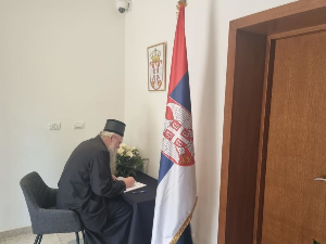 Митрополит Јоаникије уписао се у књигу жалости у Амбасади Србије у Црној Гори