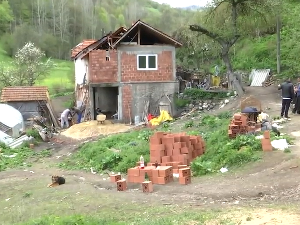 Шесточлана породица Гештамов живи у трошној кући без купатила и воде