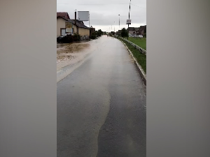 Јака киша изазвала изливање на улицама Чачка, бујица у насељу Лозница