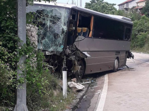 Аутобус слетео са пута у Требињу - двоје погинуло, повређено девет особа