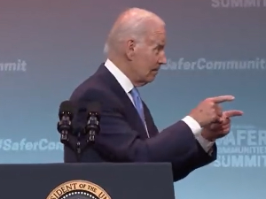 Бајден завршио говор речима: „Боже, чувај краљицу"