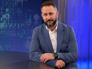 Око магазин-31.3.2025. Женска рука на мушкој планини