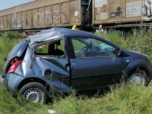 Теретни воз налетео на аутомобил на пружном прелазу код Аде, повређене две жене