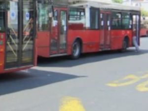 Београд, градски аутобус оштетио више паркираних аутомобила