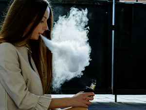 Електронске цигарете треба изједначити са дуванским производима, сматрају стручњаци