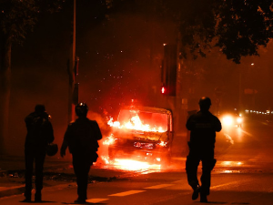 Француска на ивици ванредног стања, протести прерасли у нереде, на улицама 45.000 полицајаца