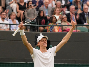 Јаник Синер први полуфиналиста Вимблдона