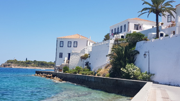 Speces – το νησί των μπαχαρικών, των οδηγών ταξί και των πλούσιων Ελλήνων