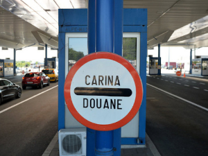 Појачан саобраћај на путевима, гужве на границама