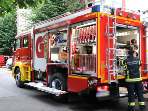 Горе бараке на Чукарици, отежано гашење због запаљивих секундарних сировина