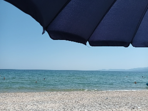 Паклени дани у Грчкој - туристи дошли због мора, сад беже са плажа