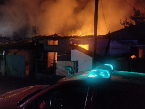 Нове непогоде стигле у Србију; Запалиле се три куће у Зајечару; Крупан град нанео штету у више општина широм земље