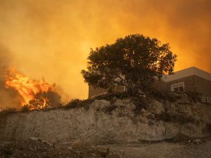 Борба са ватреном стихијом без краја на Родосу и Крфу