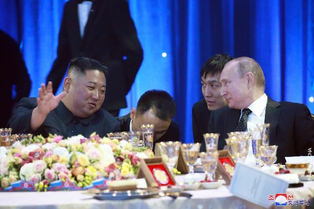 Ким и Путин у Владивостоку (илустрација)