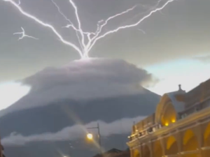 Пауци на небу Гватемале – феномен муње која сева одоздо нагоре