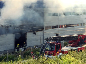 Локализован пожар у ауто-кући код Остружничког моста