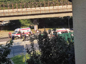 Преврнуо се аутомобил у Раковици, има повређених