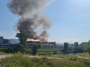 Пожар у фабрици папира у Бањалуци под контролом, нема жртава