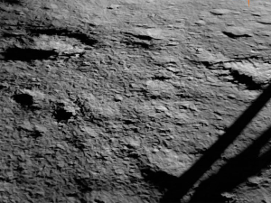 Индијски ровер већ изашао на површину Месеца и послао прве фотографије