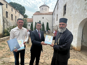 У манастир Крупа стигло 300 српских буквара