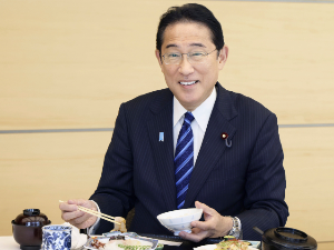 Премијер Јапана јео рибу из Фукушиме где се испушта пречишћена радиоактивна вода