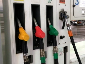 Ко ће преузети трошак повећања акциза за гориво – потрошачи или нафтне компаније