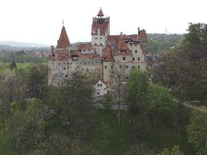 Траг: Тако близу а тако далеко