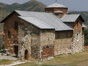 Епархија Рашко-призренска: Наоружани маскирани људи упали у манастир Бањска