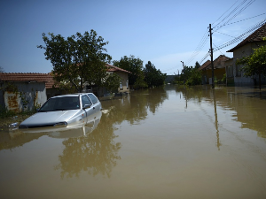 Двоје страдало у поплавама у Бугарској, педесеторо деце заробљено у хотелу без струје