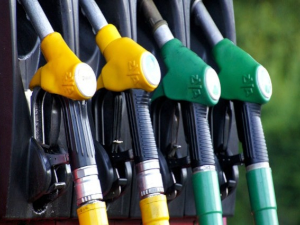 Бензин јефтинији за два динара, цена дизела непромењена