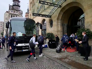 Фудбалери Звезде стигли у Лајпциг, полицијска пратња до хотела