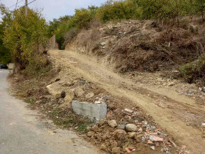 Пробијен макадамски пут преко православног гробља у северном делу Косовске Митровице