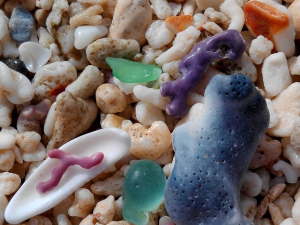 Шарени каменчићи са плаже – благо настало из смећа које поново постаје стакло