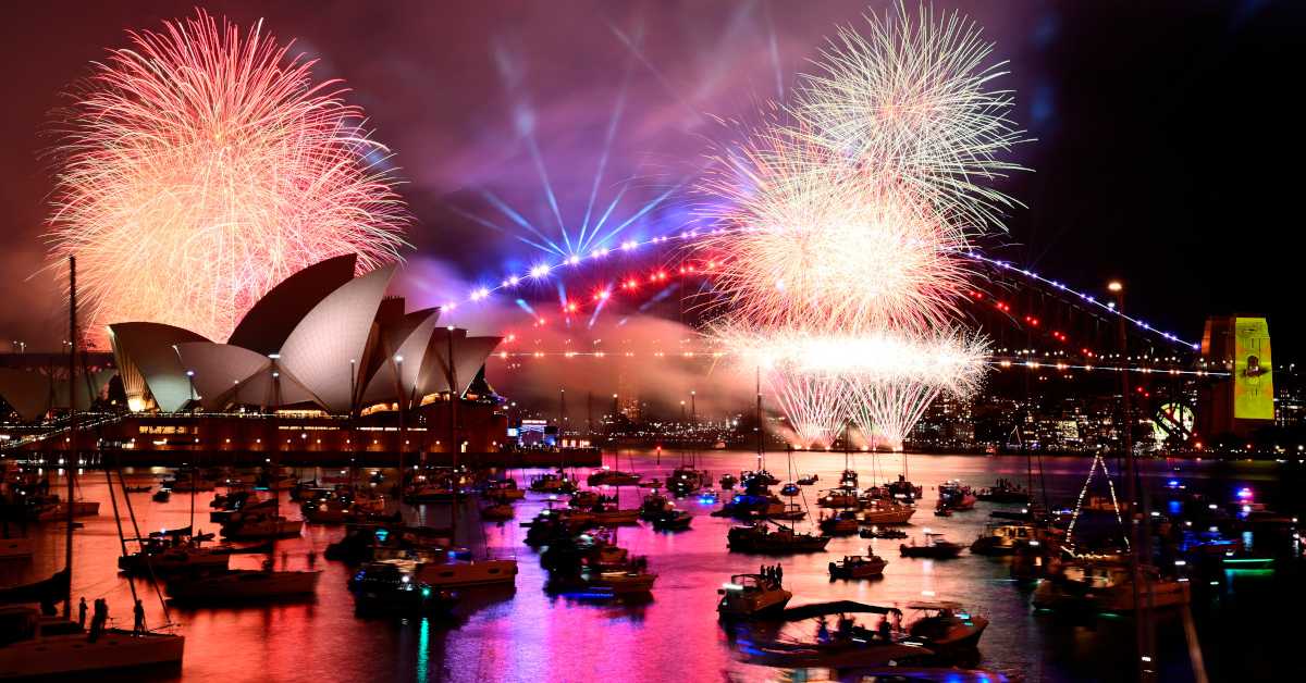 Спектакуларни ватромети у Сиднеју, Хонгконгу и Дубаију, на Тајмс скверу кристална кугла спуштена у поноћ