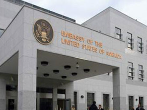 Амбасада САД у Сарајеву осудила паљење заставе и напад на српску породицу