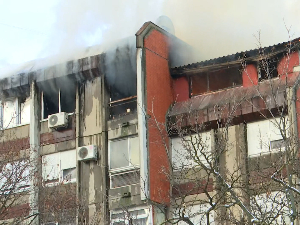 Угашен пожар у згради на Бањици,  једна особа повређена