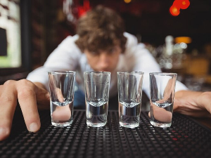 Алкохол не сме да буде кул – са 13 година прва пијанства, половина тинејџера пије
