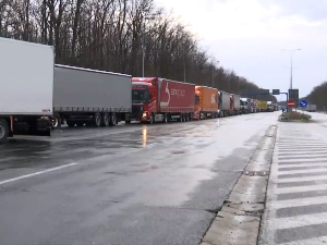 Гужва на Батровцима – камиони стоје у две колоне, чека се најмање 10 сати