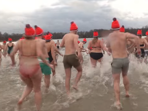 Скок у хладно Северно море – холандска новогодишња традиција