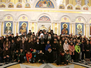 Патријарх Порфирије са децом са Косова и Метохије и Барање