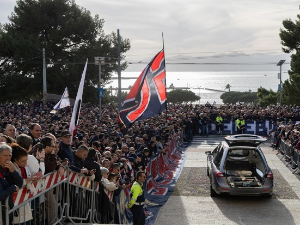Око 30.000 људи у Каљарију одало последњу почаст Ђиђију Риви