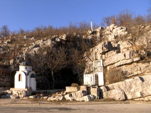 Родославци: Корићка јама - вапај живота