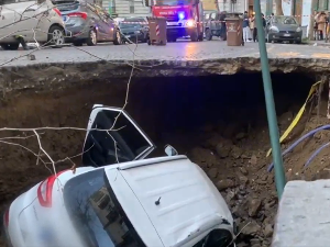 Урушила се улица у Напуљу – два возила упала у рупу, евакуисани станари оближње зграде