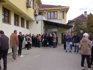 Протест здравствених радника у Грачаници због забране динара