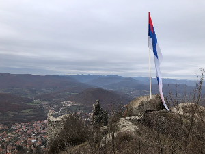 Скинута српска застава са тврђаве Звечан, полицајци напали Србина који је то пријавио