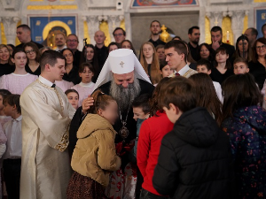 Патријарх Порфирије поделио светосавске пакетиће основцима у Храму Светог Саве