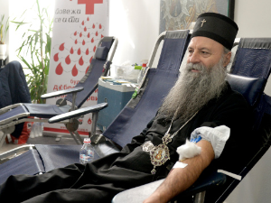 Патријарх Порфирије дао крв у оквиру акције добровољног давања 