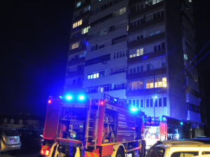 Пожар у краљевачком солитеру, једна особа лакше повређена